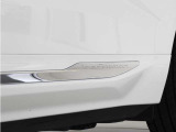 ドア下部のクローム・トリムには「Inscription」のロゴが刻まれています。