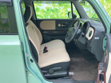 明るい色合いのシートと落ち着いた足元で、運転席まわりはすっきりとした印象です。前方や側方の視界も広く、日々の乗り降りや着座も自然に行えます。
