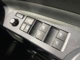 【電動格納ミラー】サイドミラーは電動格納式となっており、狭い駐車場でもキズがつくリスクを抑えられます。