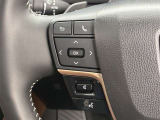 運転中、オーディオの操作をしてて、ハッとしたことはありませんか?ステアリングスイッチは、運転中でもハンドルでオーディオの操作が可能です。安全なドライブをサポートします。