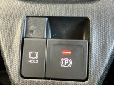 【電動パーキングブレーキ】ボタンを手前に引くだけでパーキングブレーキがロック!発進時にはボタンを押すとパーキングブレーキが簡単に解除される優れものです!