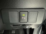 コーナーセンサーを車の前後に装備。障害物までの距離に応じて警告音を変えてお知らせ。縦列駐車時や駐車場・車庫などでの取り回しをサポートします。詳細は販売店スタッフまでおたずねください。