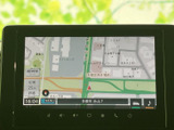 周辺の道路や施設が表示され、現在地と目的地の位置関係を把握しやすい地図画面です。縮尺の目安や案内情報もまとまり、初めての場所へ向かう際にもルートを確認しやすく便利です。