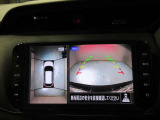 上から丸見え!アラウンドビューカメラです。お車の周りを写します。もちろん後退時には右画面に大きく表示します。