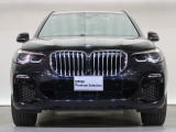 【キドニーグリル】BMWの代名詞。一目見ただけでBMWであると認識できる確固たるアイコンとして存在感を放ちます。