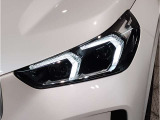 【LEDヘッドライト】先進のLEDテクノロジーを採用。放射される白色光の周波特性は太陽光に近く、バイキセノン・ヘッドライトを上回るコントラストで更に明るく輝きます!