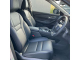 運転席には、シートリフターが付いております☆ 前後のスライドに加えシートの高さも変更出来ますので小柄な女性の方でも運転し易いポジションを取れます♪