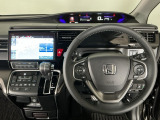 【ハンドル】運転にかかわる様々な操作を安全に行えるように視点移動が少なく操作性に配慮されたスイッチ類が凝縮されたコックピットです。