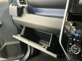 【収納部】パッと手に取りたい小物の置き場に便利。その他、沢山の収納部がございます。