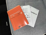メンテナンスノート、取扱説明書です。 その車の整備記録が事細やかに記録されています。 車が生まれてから今までどのような道を歩んできたのか判るとても重要な物ですよ。