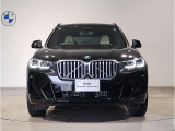 BMW代表的な特徴のキドニーグリル。BMWのすべてのモデルに採用され、BMWらしさを強調しております。