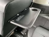 便利で使い勝手の良いシートバックテーブルを装備。