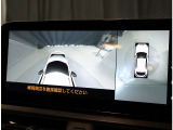 パノラミックビューモニター。車両を上から見たような映像を表示。運転席から目視しにくい車両周囲の状況をリアルタイムで確認できます。