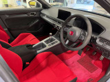 運転席は大きな座面と包み込むような背もたれが身体全体を支えます。上質なシートを採用し長時間の運転やコーナーの多い道も快適です。座ったときの頭上スペースも余裕たっぷりでロングドライブも楽チンです♪