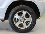 純正のアルミホイール装着車です。タイヤサイズは175/80R15です。