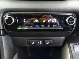 オートエアコンです。車内を設定温度に保ち、快適空間をキープします。