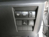 オートマチックハイビーム装備です。先行車や対向車のライトを認識し、ハイビームとロービームを自動で切り替える機能です。夜道の視界を確保します。詳細は販売店スタッフまでおたずねください。