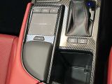 停車時のブレーキホールド機能に対応した電動パーキングブレーキ。渋滞や信号待ちで便利なブレーキホールド機能も装備されています