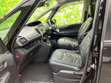 前席は視界が広く、運転席と助手席それぞれで落ち着いて過ごせる室内です。シートにはゆとりがあり、乗り降りもしやすい開口部で、日常の移動から遠出まで快適にお使いいただけます。