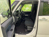 前席は視界が開け、運転席から周囲を確認しやすい室内です。シートや足元も広く感じられ、落ち着いた色合いでまとまっています。日々の通勤やお出かけにも使いやすい空間です。