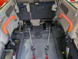 手摺りです。車いす使用者が立ち上がる際等に使用します。