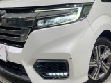 【LEDヘッドライト】悪天候や夜間走行時も良好な視界を確保し安心して運転できる高輝度LEDヘッドライトを装備!点灯速度が早く、消費電力も抑えられています。