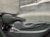 運転手の体格に合わせて,運転席の座面の高さ調整ができるシートリフターが付いてます