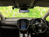 運転席まわりは前方の視界が広く、周囲の様子を確認しやすいレイアウトです。シートに腰掛けた際も見渡しやすく、落ち着いた色調で清潔感のある室内です。