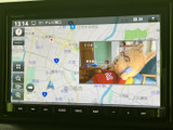 地図表示とオーディオ機能をひとつの画面で確認でき、目的地の設定から音楽や各種メディアの選択まで、日々の移動を便利にサポートします。画面下のボタンも見やすく配置されています。