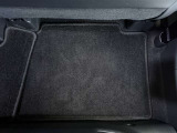 後部座席右フロアマットです。使用感はなく、比較的綺麗な状態です。