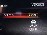 【横滑り防止】ハンドル操作や滑りやすい路面を走行中、横滑りを感知すると自動的に車両の進行を保つよう制御!