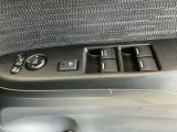 運転席のスイッチで全てのウィンドウの開閉操作を行うことができます。ロックボタンをONにしておくと、運転席以外のウィンドウは作動しないのでお子様を乗せているときなども安心ですね♪