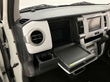 何かと便利なグローブボックス。メンテナンスノートや車検証、ちょっとしたメモと筆記用具等を入れておくとあればもしもの時にも便利ですね。