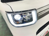 白く明るい光で夜間走行をサポートするLEDヘッドランプを搭載