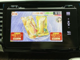 テレビ番組を画面で楽しめる装備です。停車中の休憩時間などに映像を視聴でき、車内で過ごすひとときの楽しみが広がります。画面表示も見やすく、目的に応じてご活用いただけます。
