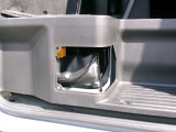 スライドドアの足元には非常用工具が収納されております。