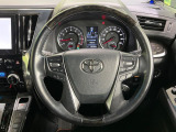 【純正革巻きステアリング】上質な革を使用することで、手にしっかり馴染みとても運転しやすいハンドルです♪