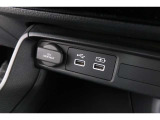 スマートフォンなどの音楽再生が可能なUSB接続ジャック装備車両です♪♪♪