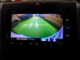 バックカメラの画像です。ガイドラインがスムースな車庫入れをサポートいたします。車庫入れの安心感がアップしますね。