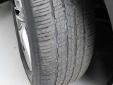 タイヤサイズは「225/55R18」になります。タイヤの溝は約3mm残っています。