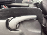 ★運転席ハイトアジャスター★ 運転される方によってシートの高さが調節できます!自分に合ったドライビングポジションで運転がさらに快適に♪
