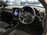 インストルメントパネルは僅かに運転席側へと傾けられているほか、余計なスイッチ類を可能な限り排し、運転に集中しやすい環境を造り出しています。