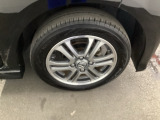 かっこいい【アルミホイール】を履いていますので、足元を引きしまっていますね。タイヤの空気圧は、燃費、ステアリング等に影響しますので、こまめなチェックをお願いします。