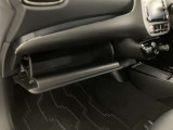 何かと便利なグローブボックス。メンテナンスノートや車検証、ちょっとしたメモと筆記用具等を入れておくとあればもしもの時にも便利ですね。