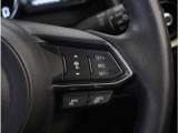 【マツダ・レーダー・クルーズ・コントロール】センサーが前方車を検知し、運転者がアクセルペダルやブレーキペダルを踏まなくても、設定した速度での走行や、前方車との車間距離を一定に保つ追従走行ができます。