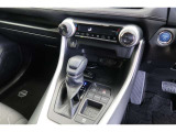 【まるまるクリーニング】内装工程では、中古車を気持ちよくお乗りいただけるよう清掃しております。シートの洗浄はもちろん、ニオイの元となるフロアカーペットまで洗浄・消臭を実施。