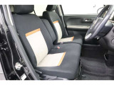 包み込むようなホールド感のあるシートでお車の操作性だけでなく、運転中の疲れも軽減!長時間の運転やお体をしっかりサポートします!
