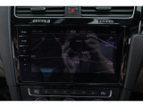 Volkswagen純正インフォテイメントシステム&rdquo;Discover Pro&rdquo;:従来のナビゲーションシステムの域を超える、車両を総合的に管理するシステムです。また、スクリーンに触れることなく手のひらを