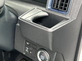 運転席にはドリンクホルダーを装備。収納スペースもあり使い勝手の良い設計です!