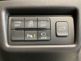 運転席脇のクラスタースイッチ部分にはカメラ切り替えスイッチ、パーキングセンサー、その他走行系スイッチを集中配置しております。